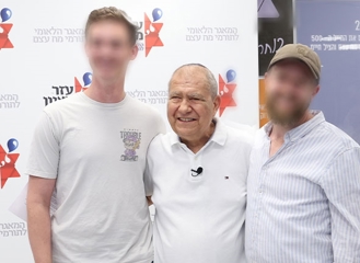 כשתרומת מח עצם מחברת חברים לנשק