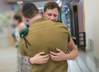 בזכות תרומת מח העצם של החייל: האח השכול החלים מלוקמיה