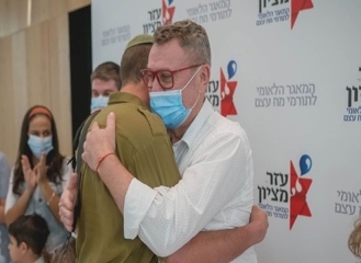 יצחק קיבל תרומת מח-עצם מחייל: "איך מתחילים להודות לאדם שהציל את חייך?"